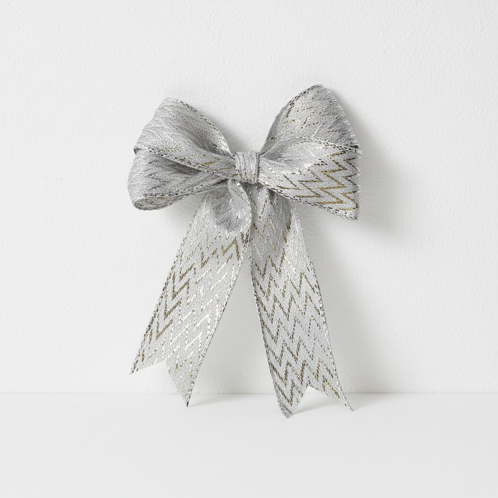 Dekorační stuha se stříbrným vzorem – vhodná pro dárkové balení, věnce a floristické aranžmá